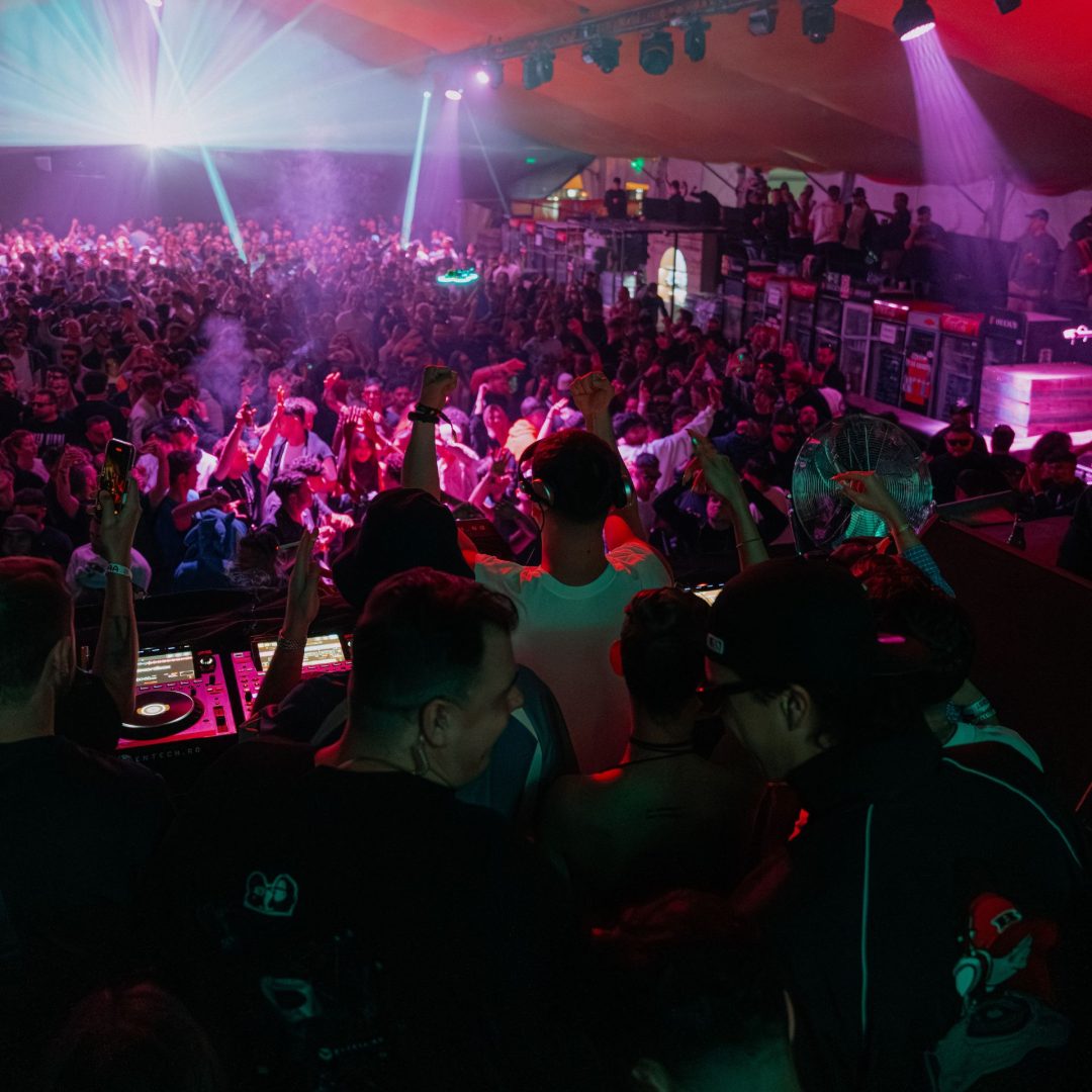 Ia-ți gașca și profită de Best Friends Package – Jamie Jones vine la București cu Kristal Groove x The Brunch Affair!