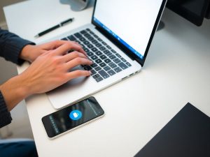 TrendAlert 33 Birou organizat, laptop, telefon, pixuri și agendă.